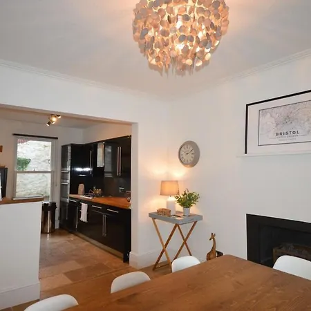 Townhouse In Clifton Village - R&r #3 Semesterbostad