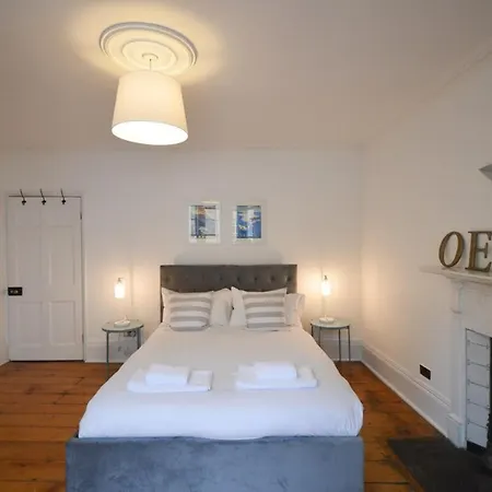 Townhouse In Clifton Village - R&r #3 Semesterbostad